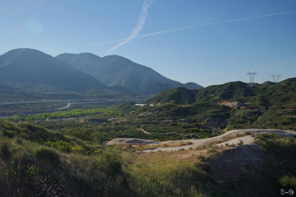 J26 Cajon Pass, 1 autoroute, 2 voies ferrées