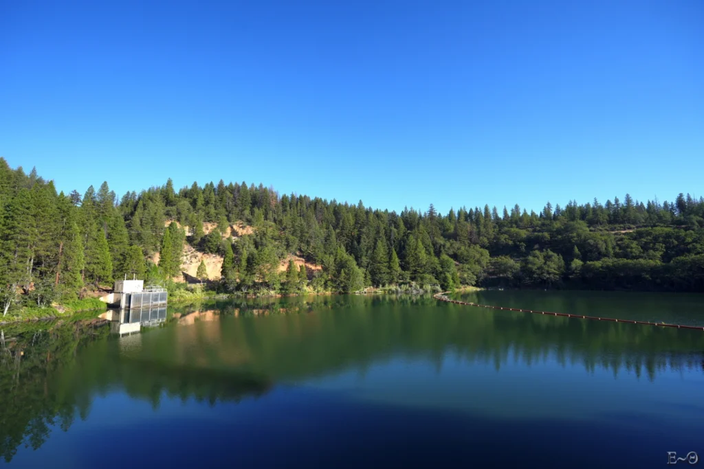 J100 Les eaux magnifiques du Britton Lake