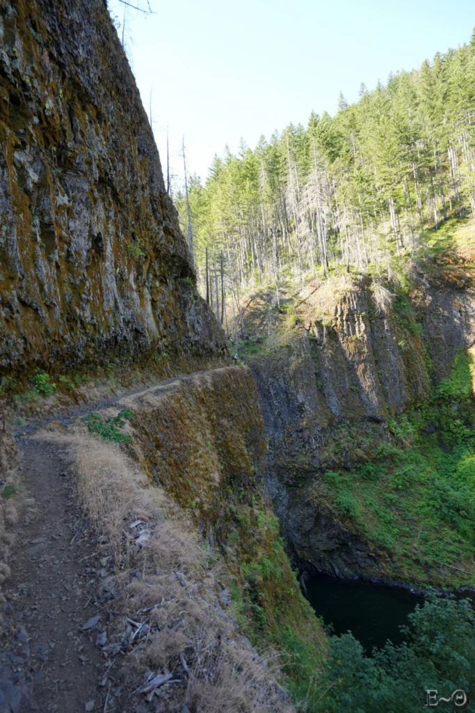 J127 Pierre au dessus de Twister Falls