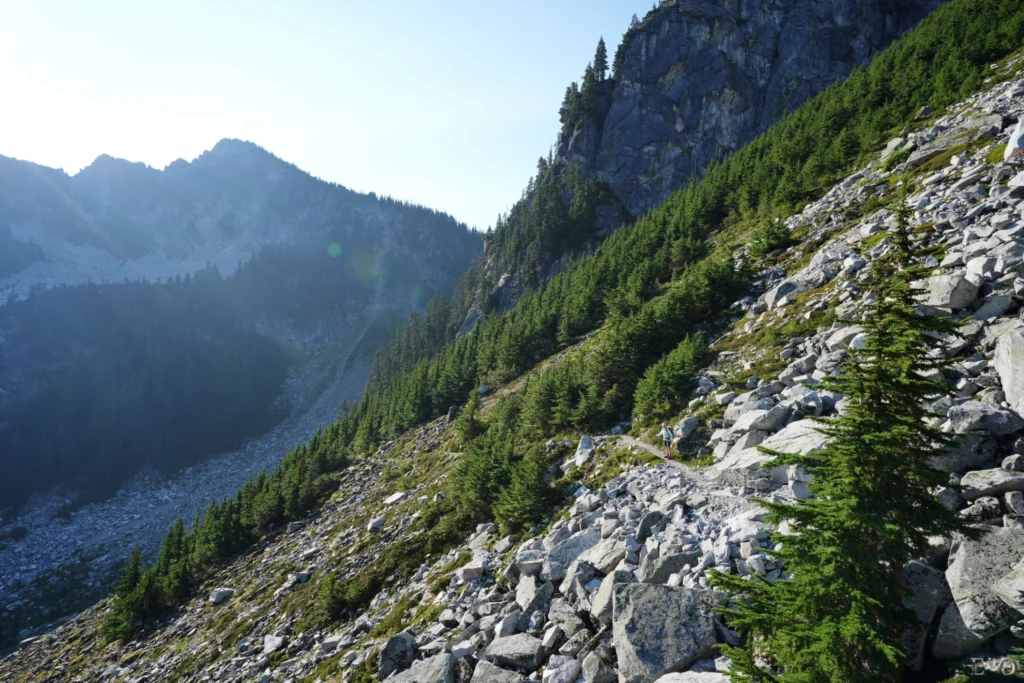 J143 En descente sous Surprise Mountain