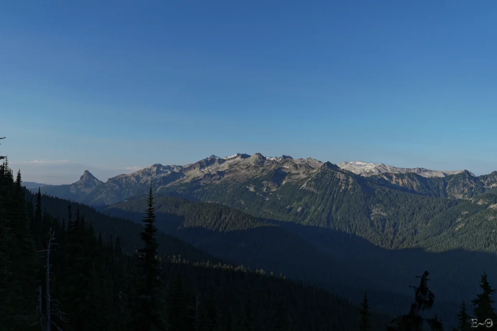 J143 La chaine des North Cascades au matin