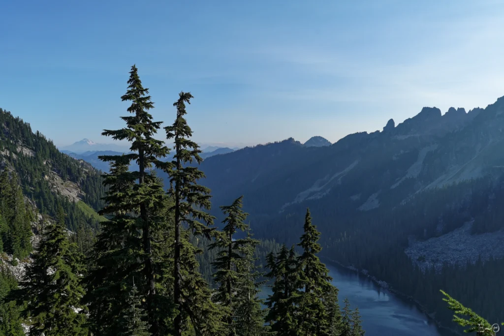 J143 La première vue sur Diamond Peak à plus de 3000 mètres, au nord