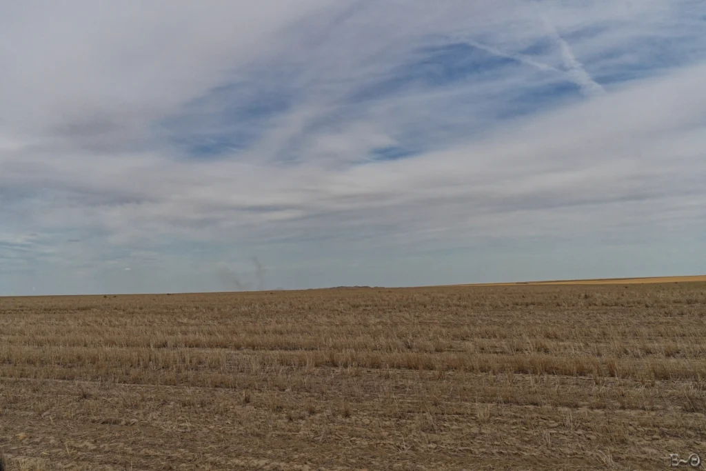J145 Les plaines vides et au loin un début de tornade